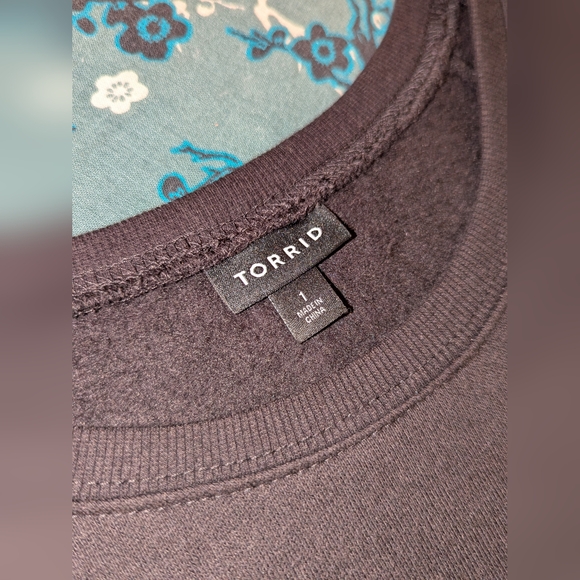 Torrid Black Tunic Length Sweatshirt w Graphic Skull Sleeves Sz 1 GC Plz Read - Picture 8 of 13